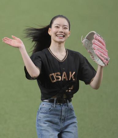 ファーストピッチセレモニーを終え笑顔で手を振るなごみ（撮影・西田忠信）