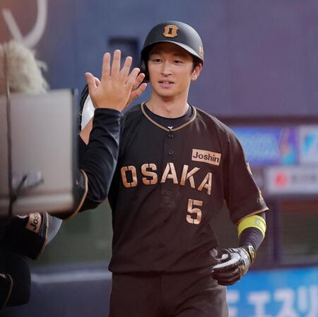６回、先制ソロを放ちナインとタッチを交わす近本（撮影・西田忠信）