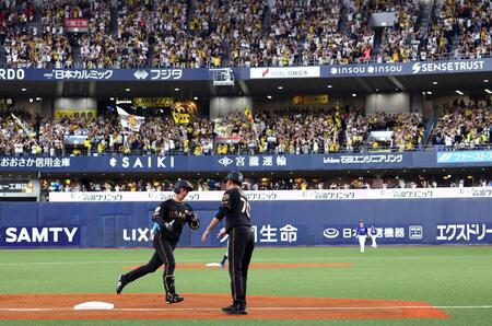 ６回、先制ソロ放ちベースを回る近本（撮影・山口登）