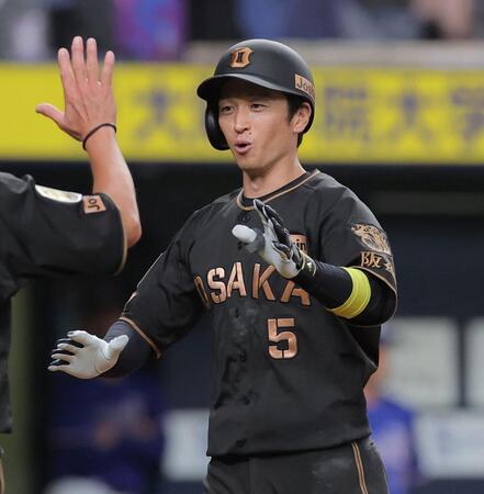 ６回、先制ソロを放ち笑顔を見せる近本（撮影・西田忠信）