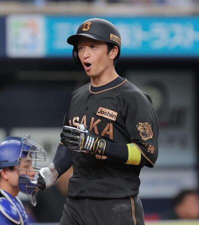 ６回、先制ソロを放ち、声を上げながら生還する近本（撮影・西田忠信）