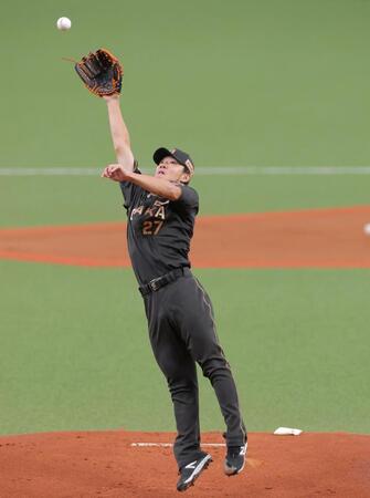 １回、村松の打球に飛びつく伊藤将（撮影・西田忠信）
