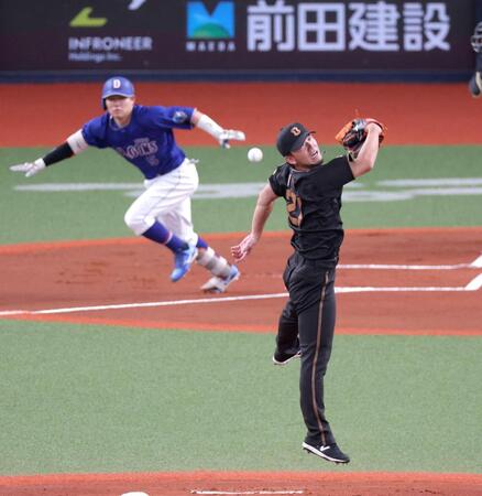 １回、村松の打球に飛びつく伊藤将（撮影・立川洋一郎）