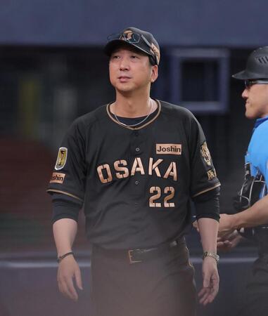 ５回を終え、選手交代を告げた藤川監督（撮影・西田忠信）