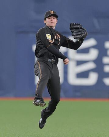 ６回、石川昂の打球を一塁へ送球する中野（撮影・西田忠信）
