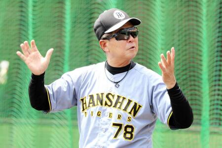 試合前練習を見守る平田２軍監督