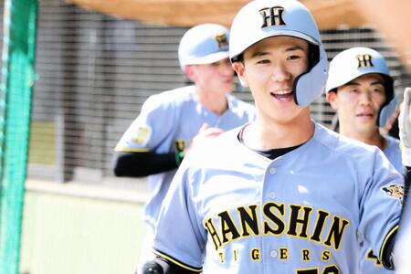 ２回、満塁本塁打を放った山田はナインの出迎えに笑顔で応える