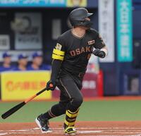 １回阪神２死一塁、左前打を放つ阪神・佐藤輝明＝京セラドーム大阪（撮影・西田忠信）