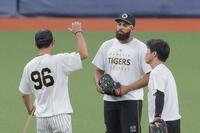 左翼で守備練習するガルシア（撮影・西田忠信）
