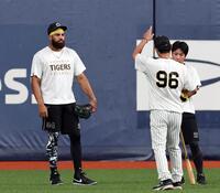 ガルシア（左）は筒井コーチからアドバイスを受ける（撮影・山口登）