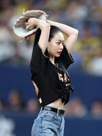 ファーストピッチをする、なごみさん（撮影・山口登）