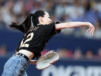 ファーストピッチをする、なごみさん（撮影・山口登）