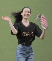ファーストピッチセレモニーを終え笑顔で手を振るなごみ（撮影・西田忠信）