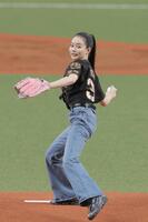 ファーストピッチセレモニーを務めるなごみ（撮影・西田忠信）