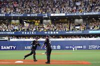 ６回、先制ソロ放ちベースを回る近本（撮影・山口登）