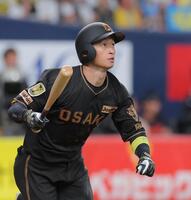 ６回、先制ソロを放つ近本（撮影・西田忠信）