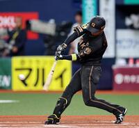 ６回、右越えに先制ソロを放つ近本（撮影・山口登）