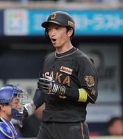 ６回、先制ソロを放ち、声を上げながら生還する近本（撮影・西田忠信）
