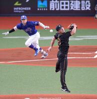 １回、村松の打球に飛びつく伊藤将（撮影・立川洋一郎）