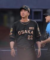 ５回を終え、選手交代を告げた藤川監督（撮影・西田忠信）