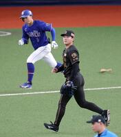 ６回、岡林を二ゴロに打ち取って無失点で終える木下（撮影・立川洋一郎）