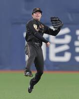 ６回、石川昂の打球を一塁へ送球する中野（撮影・西田忠信）