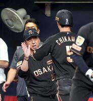 ６回、先制ソロを放った近本を迎える藤川監督（撮影・山口登）