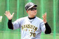 試合前練習を見守る平田２軍監督