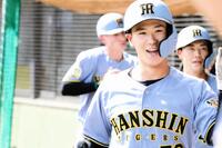 ２回、満塁本塁打を放った山田はナインの出迎えに笑顔で応える