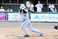 ９回、決勝点となる中犠飛を放つ山田