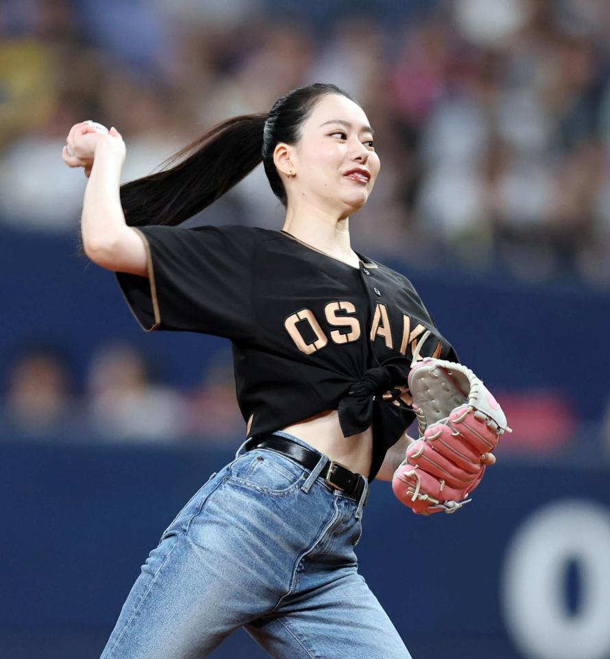 ファーストピッチをする、なごみさん（撮影・山口登）