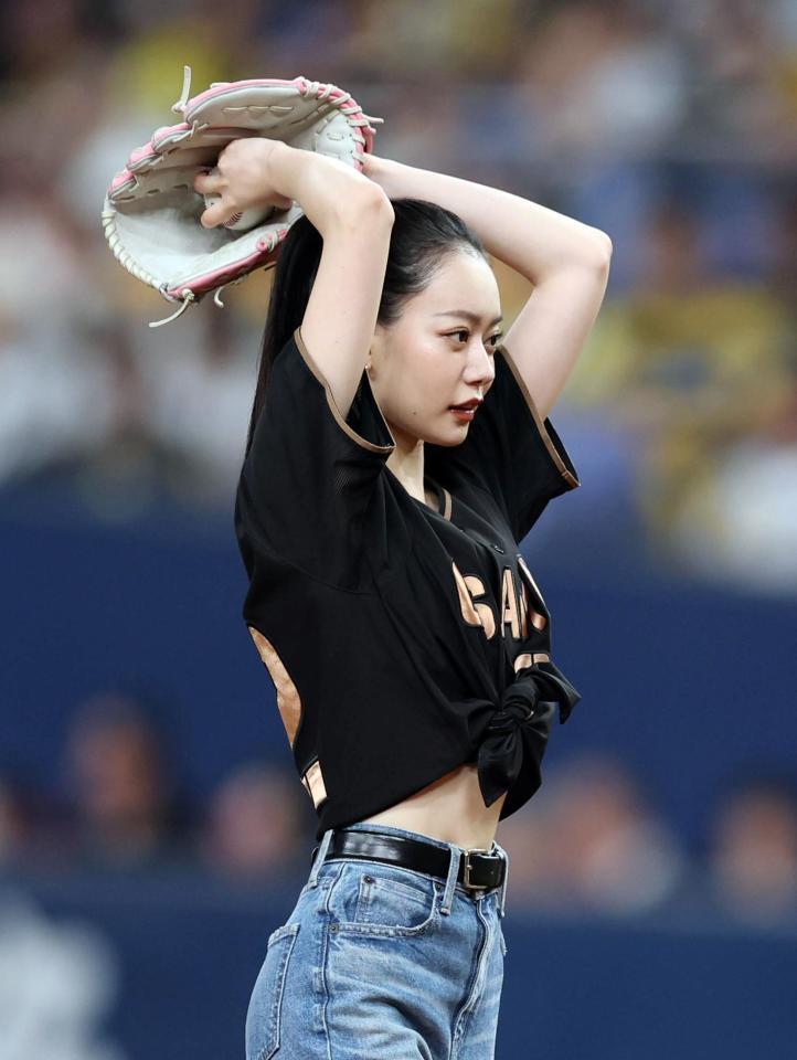 ファーストピッチをする、なごみさん（撮影・山口登）