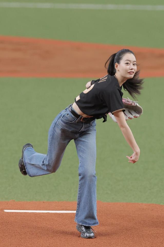 ファーストピッチセレモニーを務めるなごみ（撮影・西田忠信）