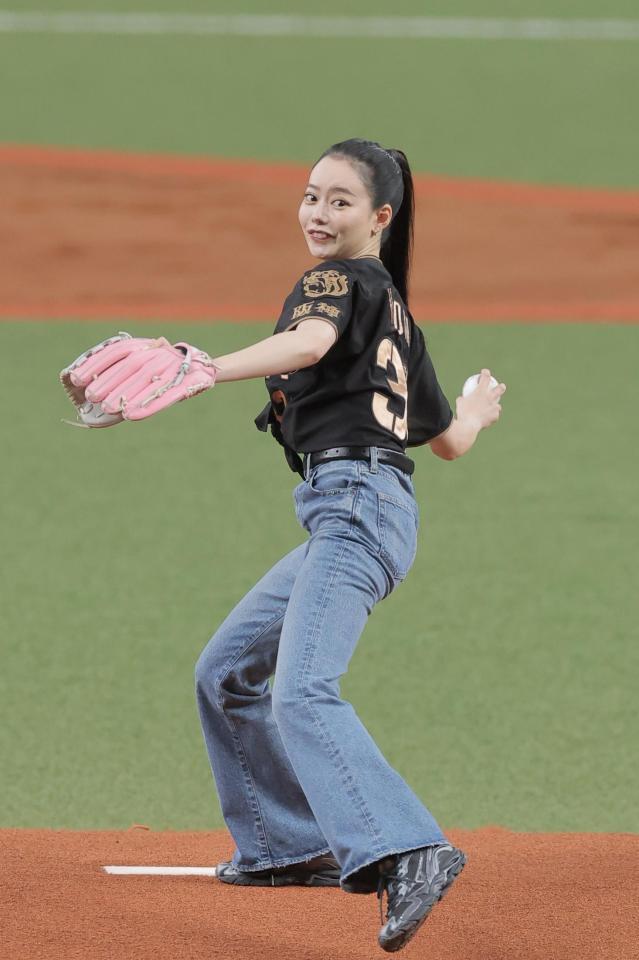 ファーストピッチセレモニーを務めるなごみ（撮影・西田忠信）