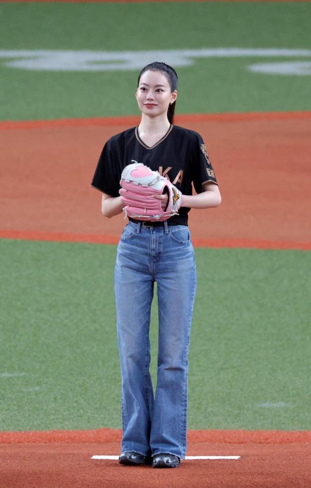 ファーストピッチセレモニーのマウンドに立つなごみ（撮影・立川洋一郎）