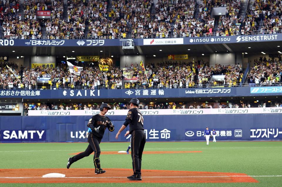 ６回、先制ソロ放ちベースを回る近本（撮影・山口登）