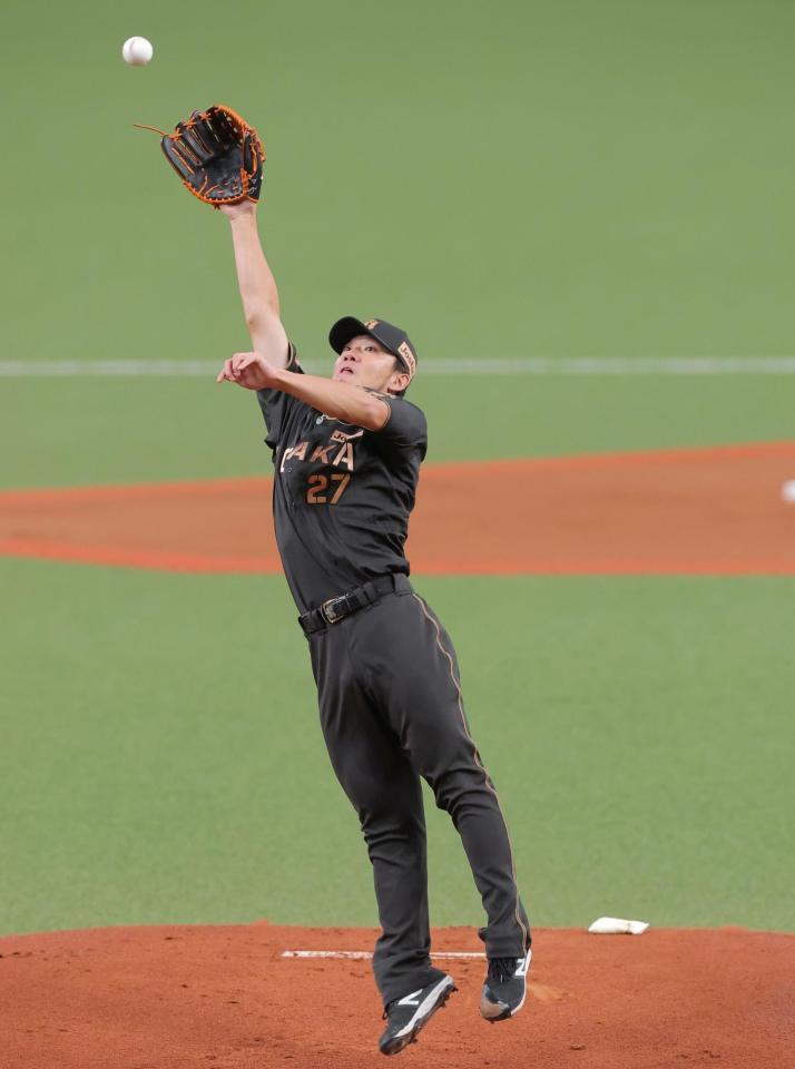 １回、村松の打球に飛びつく伊藤将（撮影・西田忠信）