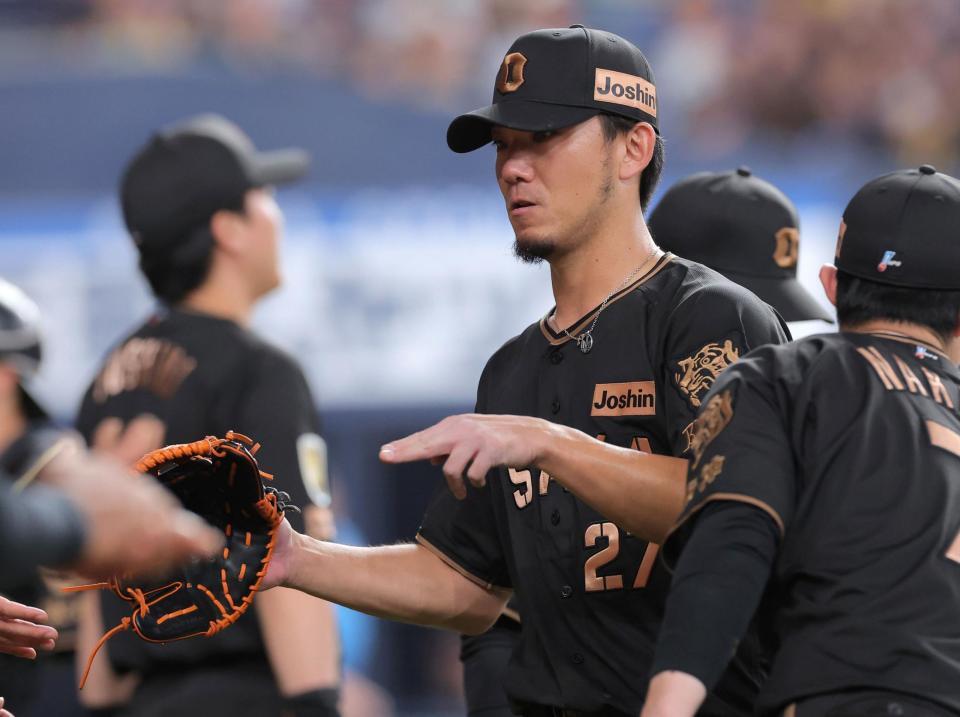 ４回を無失点で切り抜け、ベンチに戻る伊藤将（撮影・西田忠信）