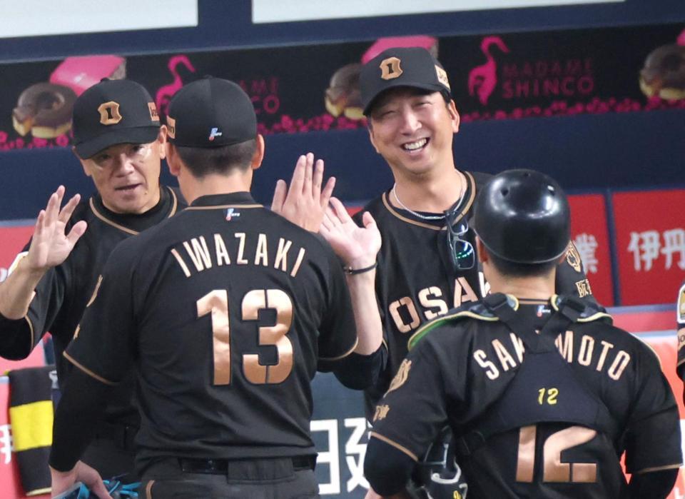 勝利のタッチを交わし笑顔を見せる藤川監督（中央右）＝撮影・立川洋一郎