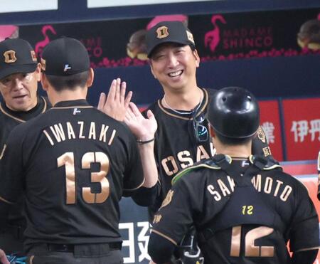 勝利のタッチを交わし笑顔を見せる藤川監督（中央右）＝撮影・立川洋一郎