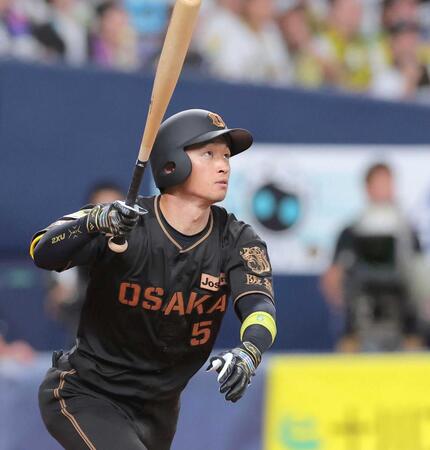 　６回、先制ソロを放つ近本（撮影・西田忠信）