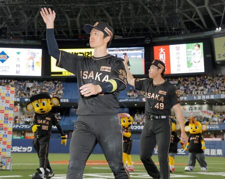 スタンドに手を振る近本と工藤（右）＝撮影・西田忠信