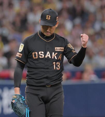 ９回、福永を三ゴロに仕留めガッツポーズする岩崎（撮影・西田忠信）