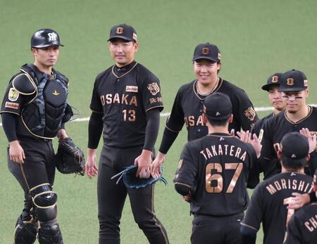 ９回を締めくくって勝利し、笑顔を見せる岩崎（１３）ら阪神ナイン（撮影・立川洋一郎）