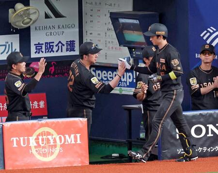 ６回、先制ソロを放った近本（右から２人目）とタッチを交わす藤川監督（撮影・立川洋一郎）