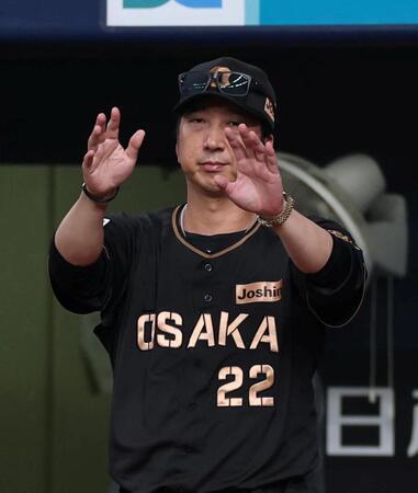 ４回、二塁走者の石川昂の判定にリプレイ検証のリクエストする藤川監督（撮影・山口登）