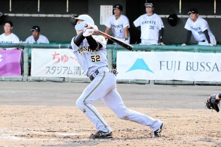 ９回、決勝点となる中犠飛を放つ山田