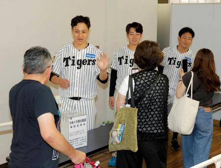 　熊本地震の義援金を募る（左から）大竹、下村、伊原
