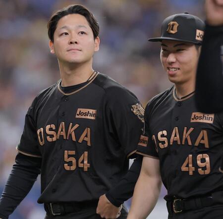 好リリーフを見せた木下（左）と工藤（撮影・西田忠信）