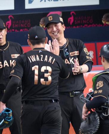 満面の笑みで岩崎を迎える藤川監督（撮影・立川洋一郎）